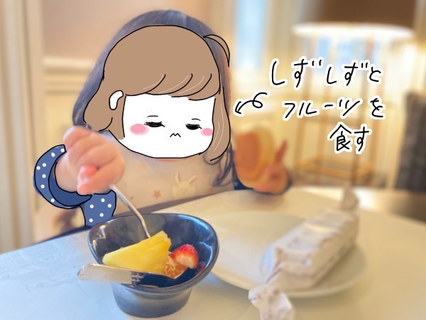 人生初のホテル朝食を楽しむ娘。